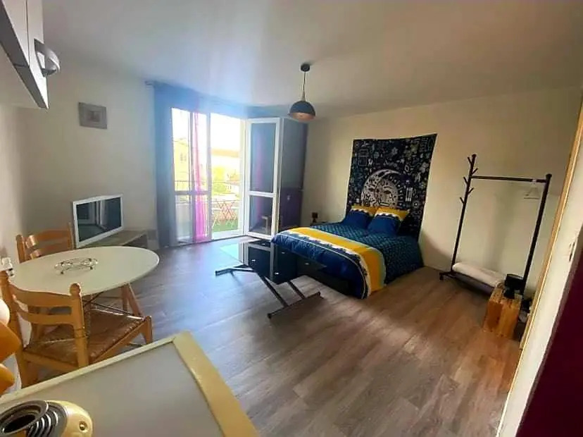 Grand studio avec balcon proche du centre ville