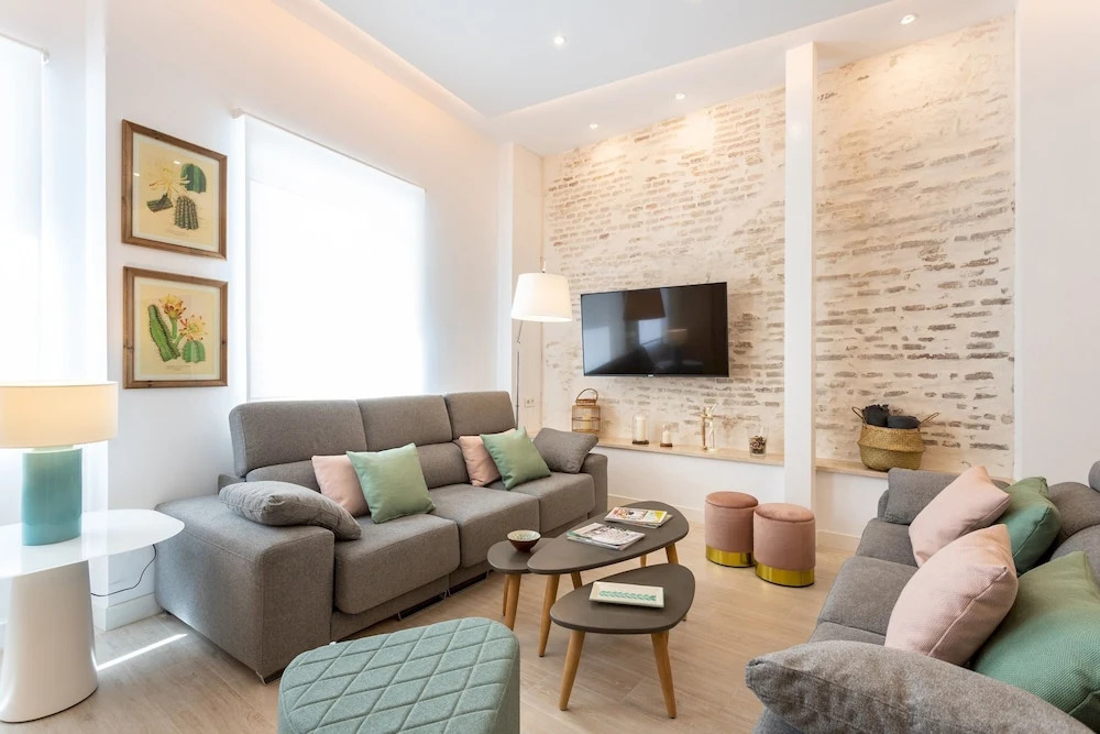 Bright House With 6 Bedrooms & 7 Bathrooms & 2 Terraces. General Castaños