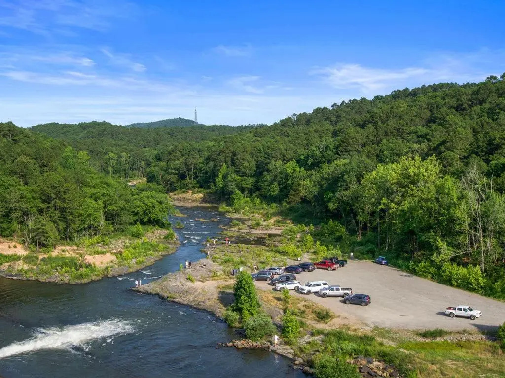 Large Luxury 2BR Cabin w Hot Tub Double Trouble was designed for fun comfort and memories minutes from buzzling Hochatown and beautiful Beaver Bend State Park