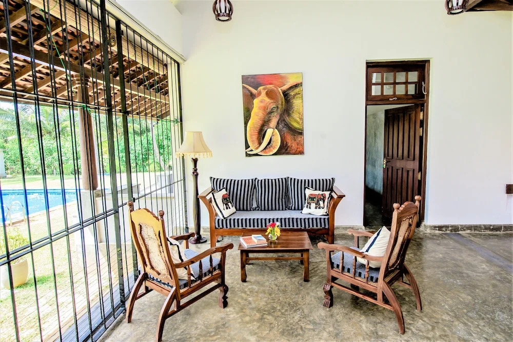 Ardeen Villa - superb 3 bedroom beachfront BB for 6, in Ranna- Tangalle- pick up, serviced, taxes included