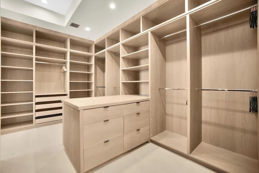 Amestoy Modern: Stunning 4BR Estate With Theater & Gym