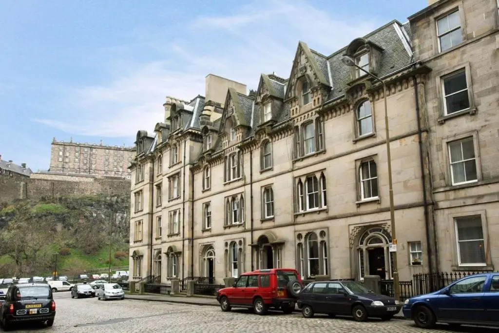 297 - Charming, spacious 2 bedroom apartment in the center of Edinburgh's Old Town