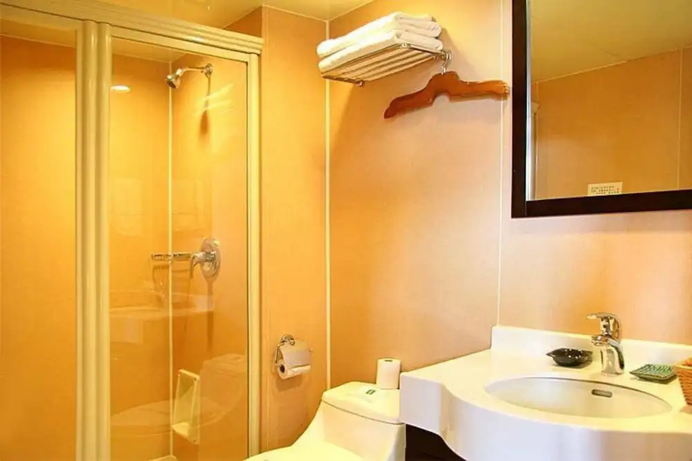 Kunming Lirui Hotel (Plateau Pearl International Trade City)