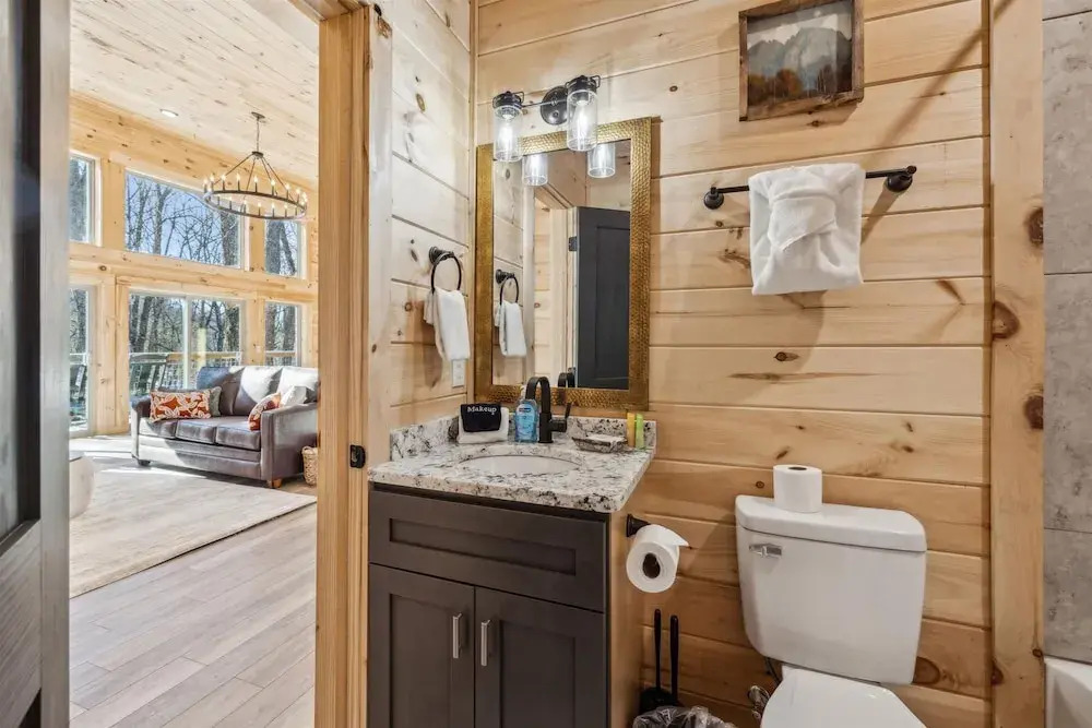 Brand New Cabin w Fire Pit Hot Tub Gameroom