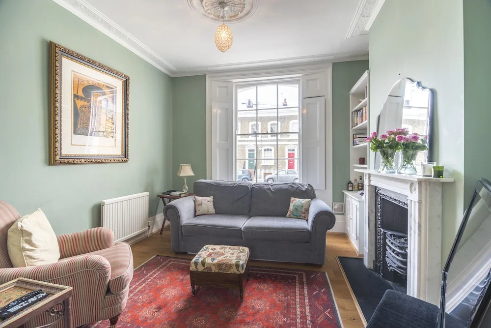 Bright Family Home in Angel with Patio