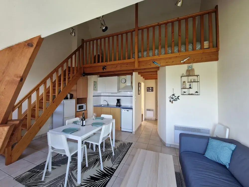 Lovely Apartment in a Prime Location With Direct Access to the Beach, Mesquer