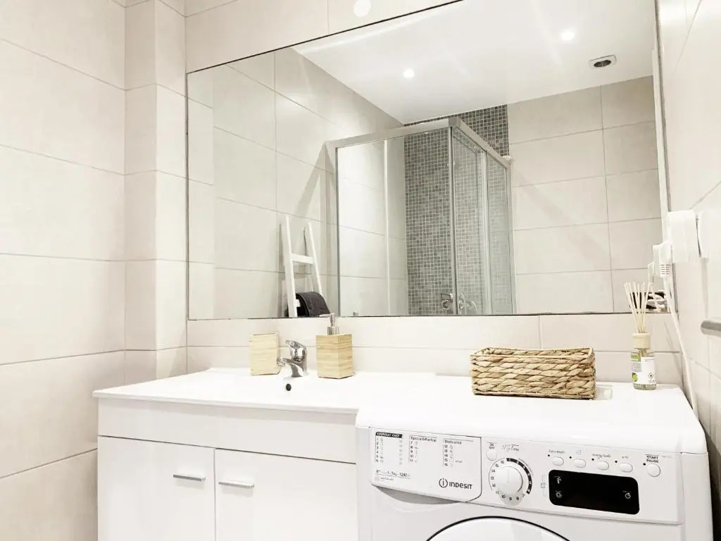 Seaview Studio - 10 Min. Beach, Private Condo, Pool, Grill & Free Parking