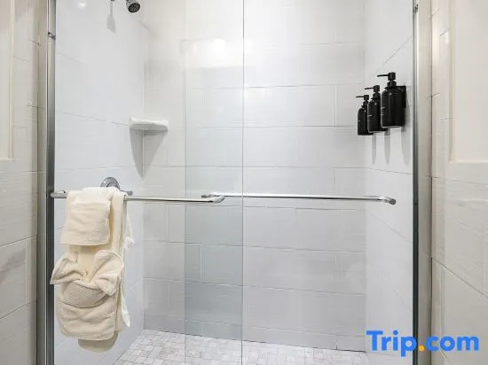 Modern 3BR Townhouse with Private Rooftop & Parking Minutes to NYC