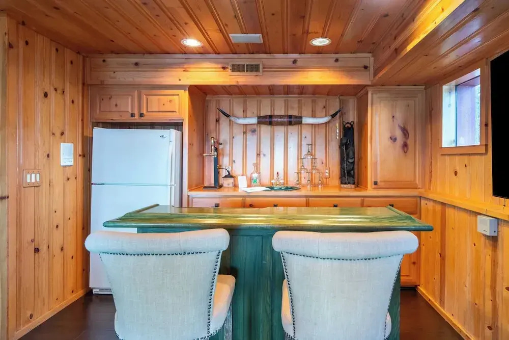 Shoreline Lakehouse by Avantstay Majestic Lakefront Cabin w/ Hot Tub & Fire Pit!