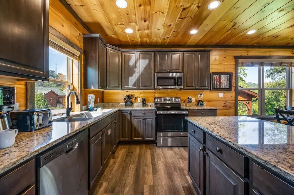 Mountain Skyy 3 Bedroom Cabin by RedAwning