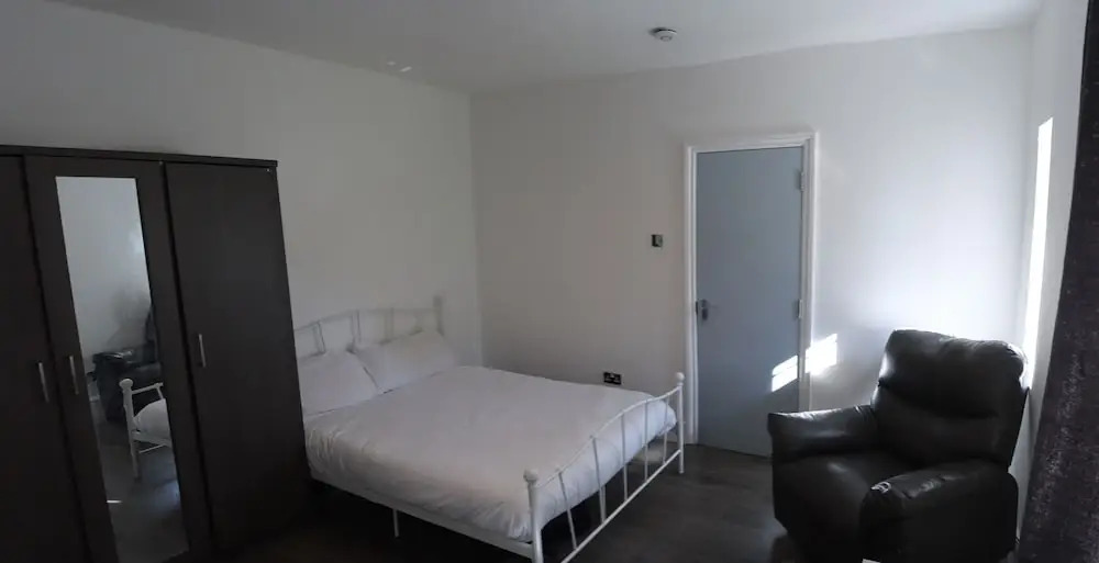 Room in Guest Room - Limehouse Townhomes Modern Spacious Serviced En-suite Room With a Garden View