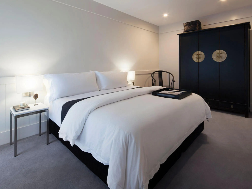 Burbury Hotel & Apartments