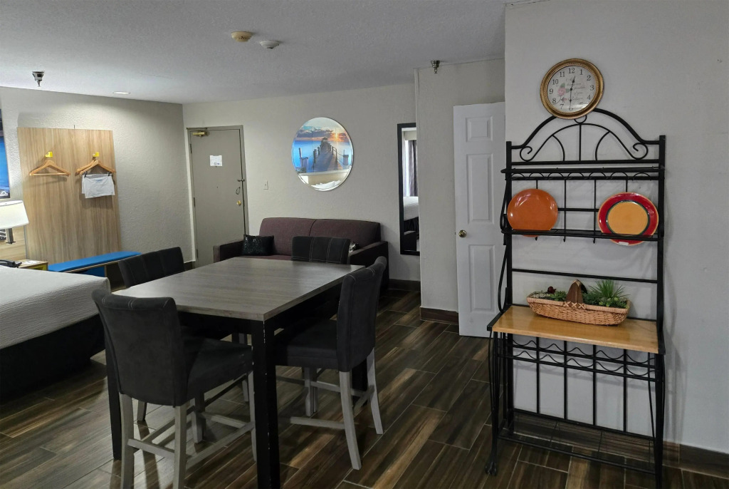 Days Inn & Suites by Wyndham Tampa/Raymond James Stadium
