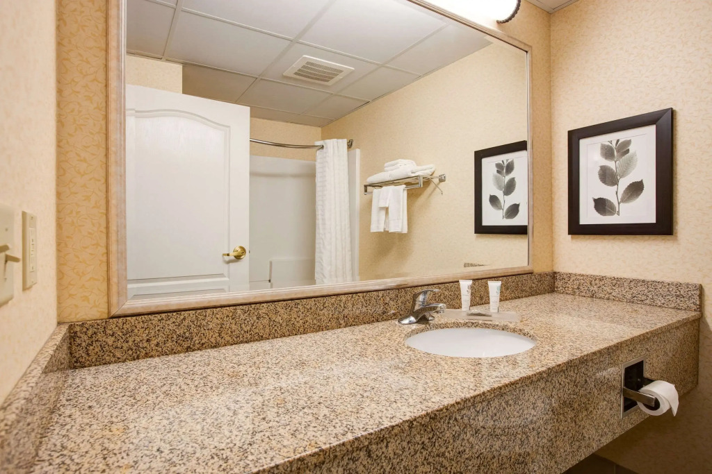 Comfort Inn & Suites St Paul Northeast