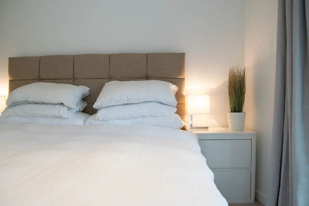 Stunning 2 Bedroom Apartment on the River Thames