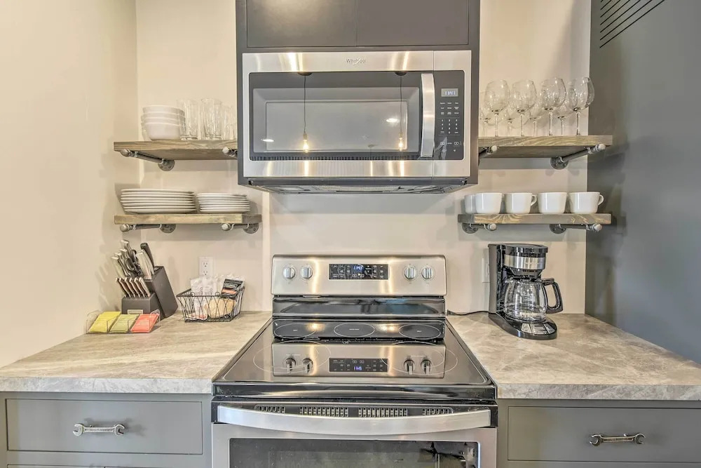 Elkhart Lake Townhome - 3 Mi to Road America!