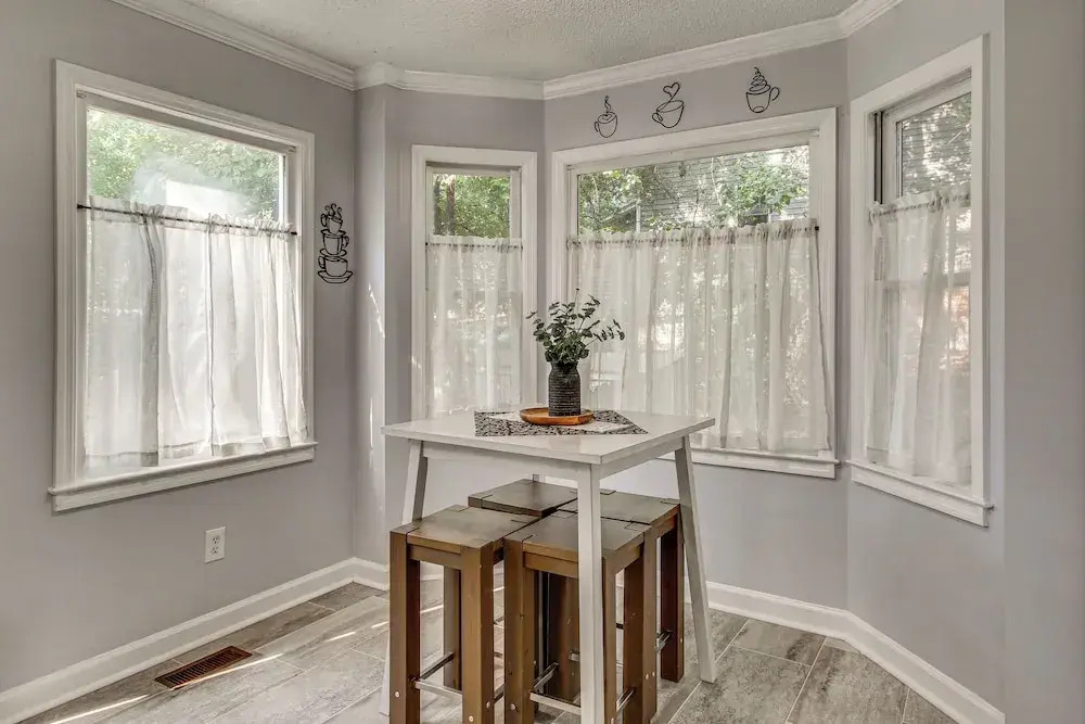3 Mi to Marina: Quiet Getaway w/ Deck in Lexington