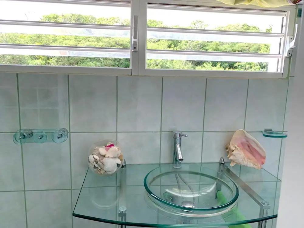 House with One Bedroom in Le Gosier, with Wonderful Sea View, Enclosed Garden And Wifi - 800 M From the Beach