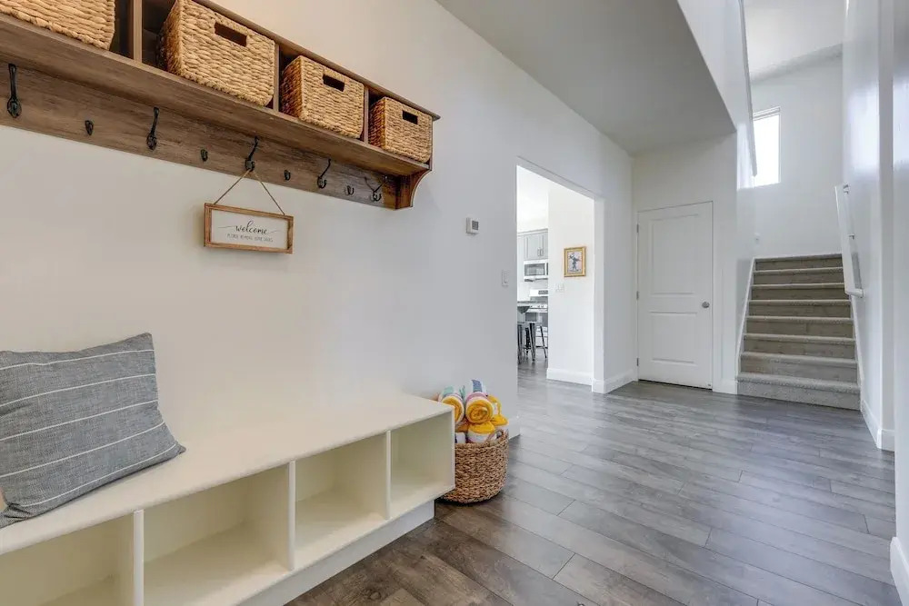 Hike, Golf, Unwind Poolside! Washington Home