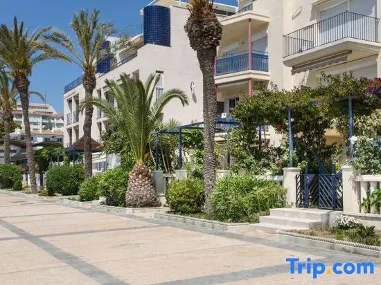 Ground Floor Facing the Sea, in Complex with Pool and Common Areas.