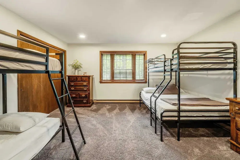 Sky View Chalet by Avantstay Stunning Interior, Spacious Deck, Hot Tub, & View