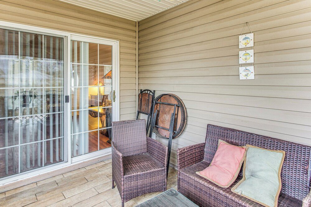 Screened Porch + Pool Access: Longs Golf Getaway