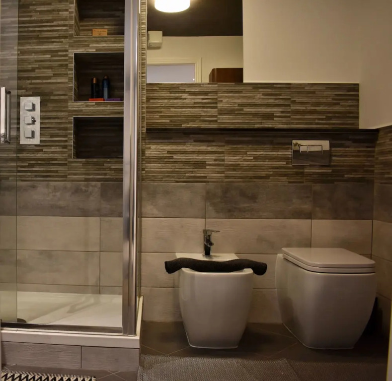 Artistic 1 Bedroom Apartment With Balcony Ifsc