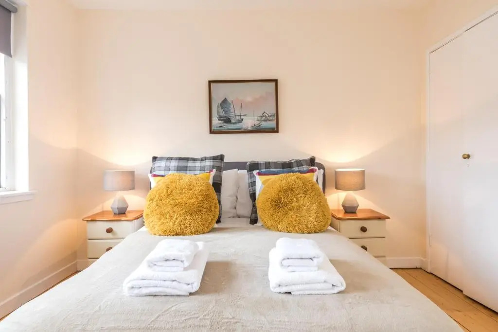 Sunny & spacious Royal Mile apt dating from 1677