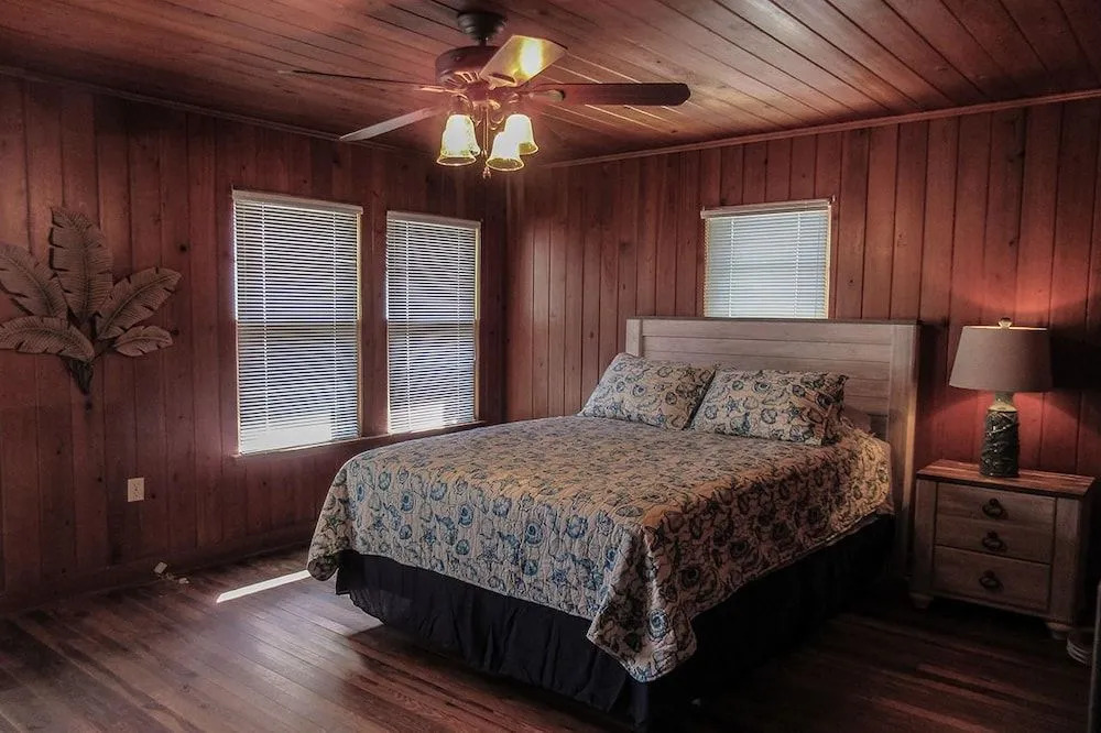 Mid-island Beach House 2 Bedrooms 2 Bathrooms Home