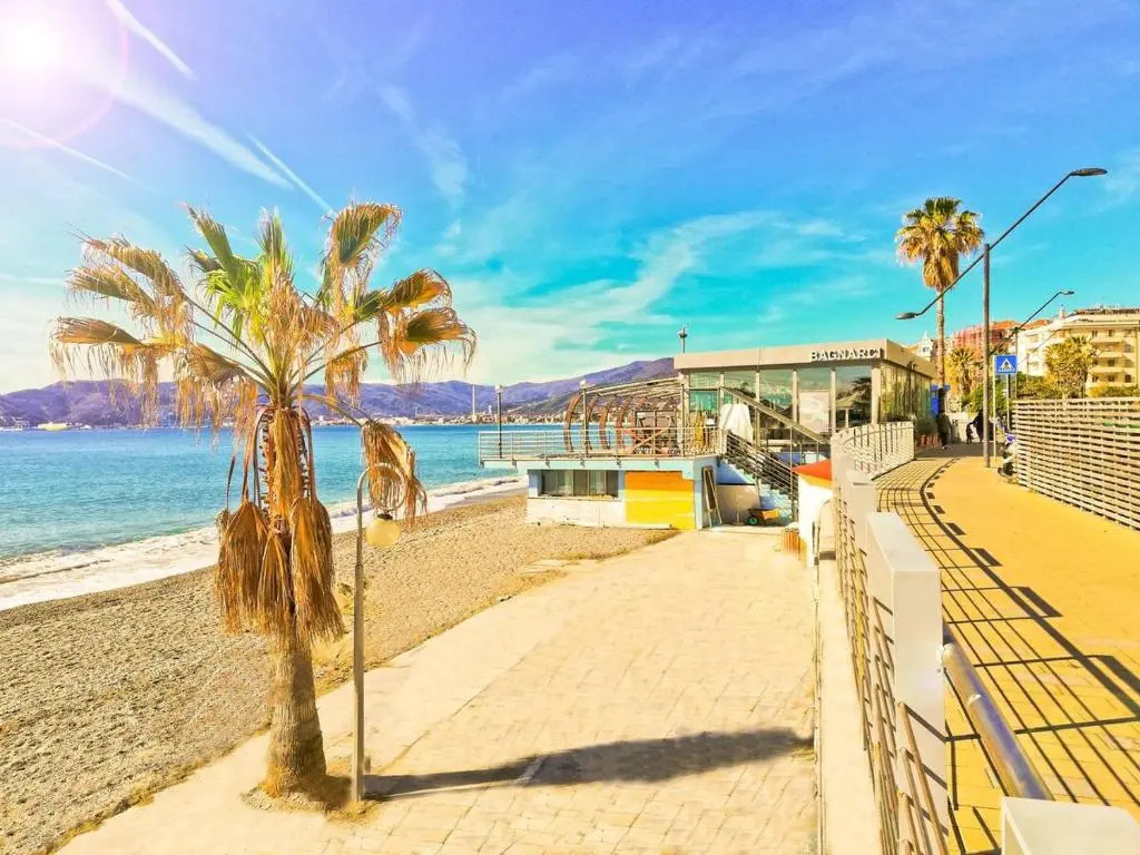 Modern & Bright Flat - 2 Min From the Sea