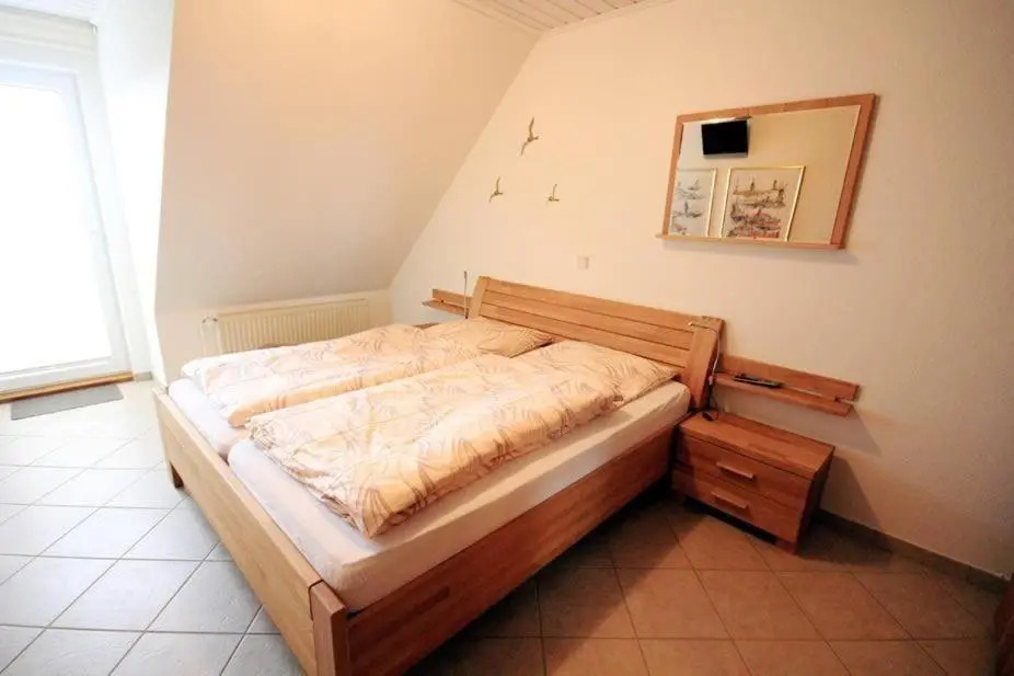 Ferienwohnung-10-mit-Balkon-Garten-Landhaus-Hubertus-Duhnen