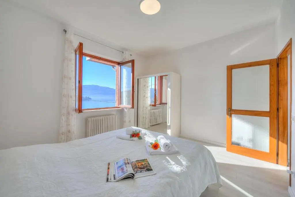 Sunny Apartment Lake View Laveno
