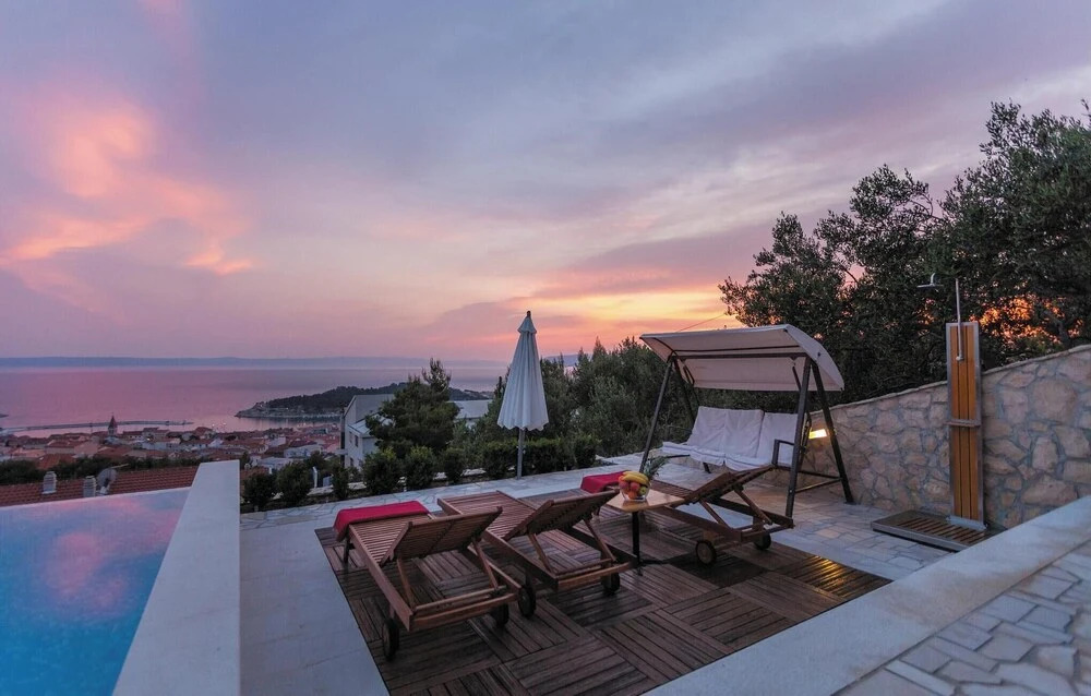 Beautiful Home in Makarska With Wifi and 7 Bedrooms