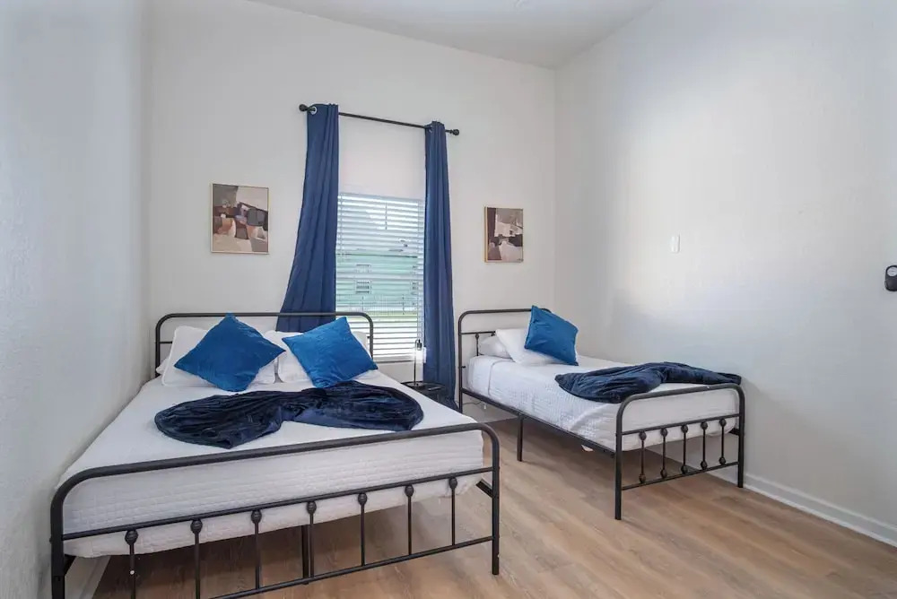Bright and Clean 3 Bedroom Near Fun Riverwalk!