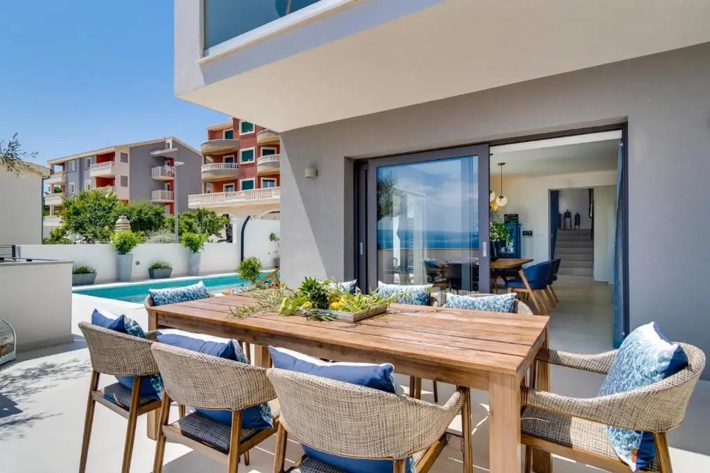 Seaview villa Mila with 4 en-suite bedrooms, private pool, Finnish sauna, Treadmill, sandy beach 250m