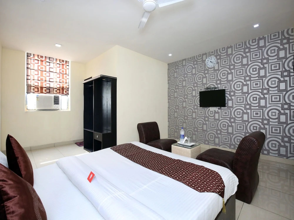 OYO 9323 Hotel Sidana Solitaires