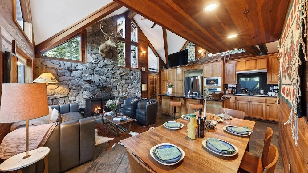 Grand Elk Chalet by Avantstay Private Beach + Pier + Hot Tub Historic A-frame in Carnelian Bay Near Tahoe City + Hiking Trails