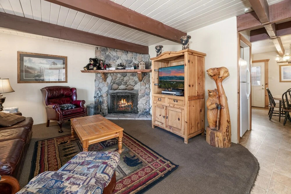 Bear Trap Cabin - Nice Cabin In A Quiet Area. With Hot Tub 2 Bedroom Home