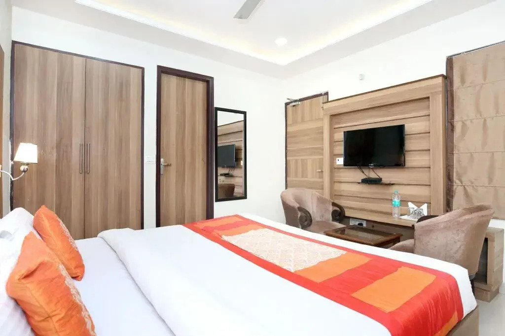 OYO 10940 Hotel Waves