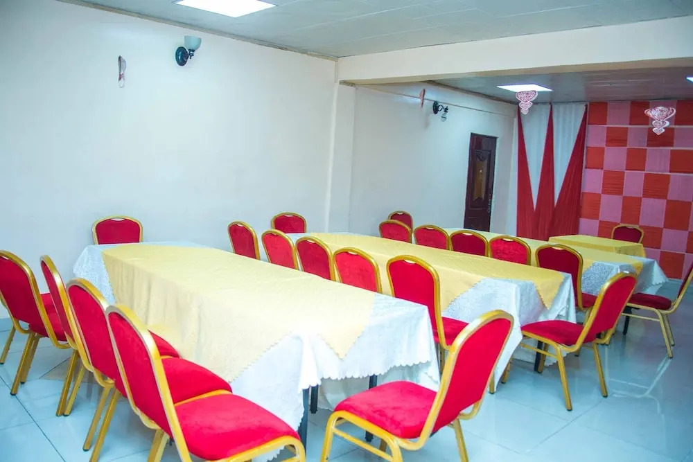 Royal Crest Hotel & Suites