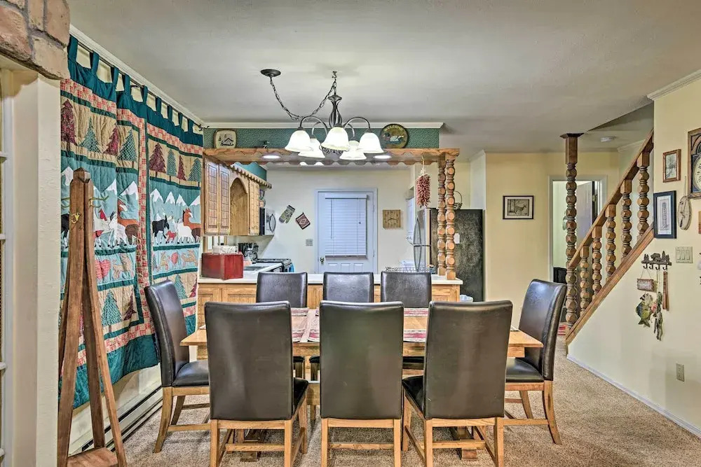 Red River Townhome With Balcony & Mtn Views!