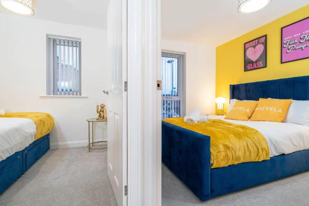COSY Stylish 2 Bed House ✘ L SHAPE SOFA ☆ FREE PARKING, 2 Car Spaces → With 55 Inch Smart TV, FREE NETFLIX & WIFI - BY MAEVELA®