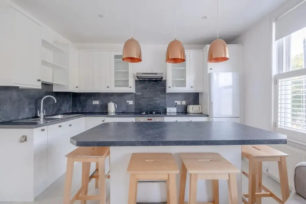 Airy 2 Bedroom Apartment Next to Clapham Common