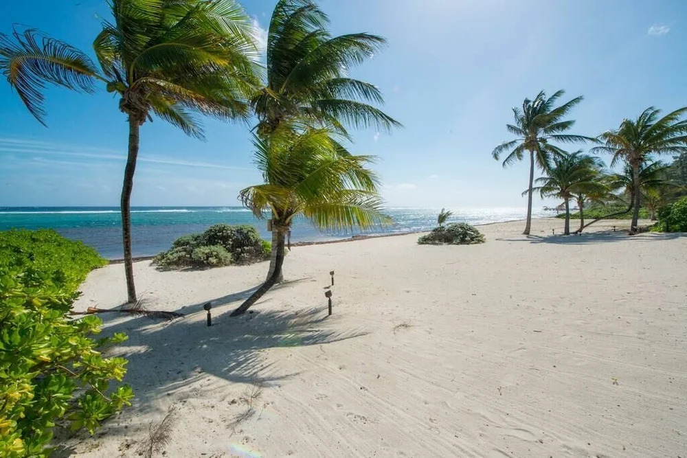 Peaceful Ocean Front Beach House in Bodden Town