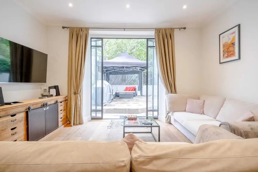 Gorgeous 2BD Flat With Patio - South Kensington!