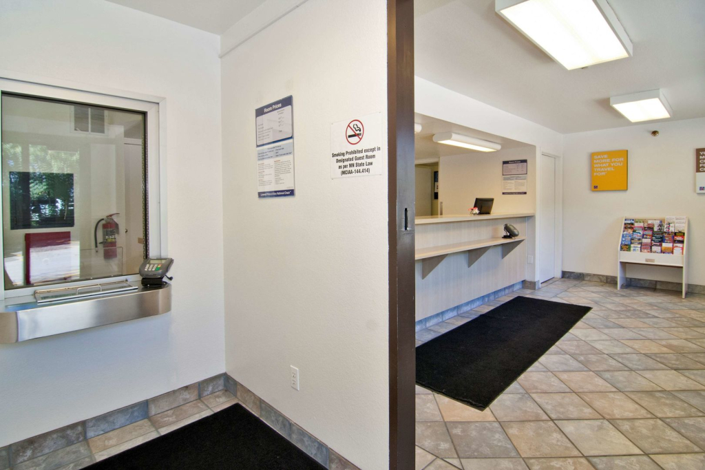 Motel 6-Roseville, MN - Minneapolis North