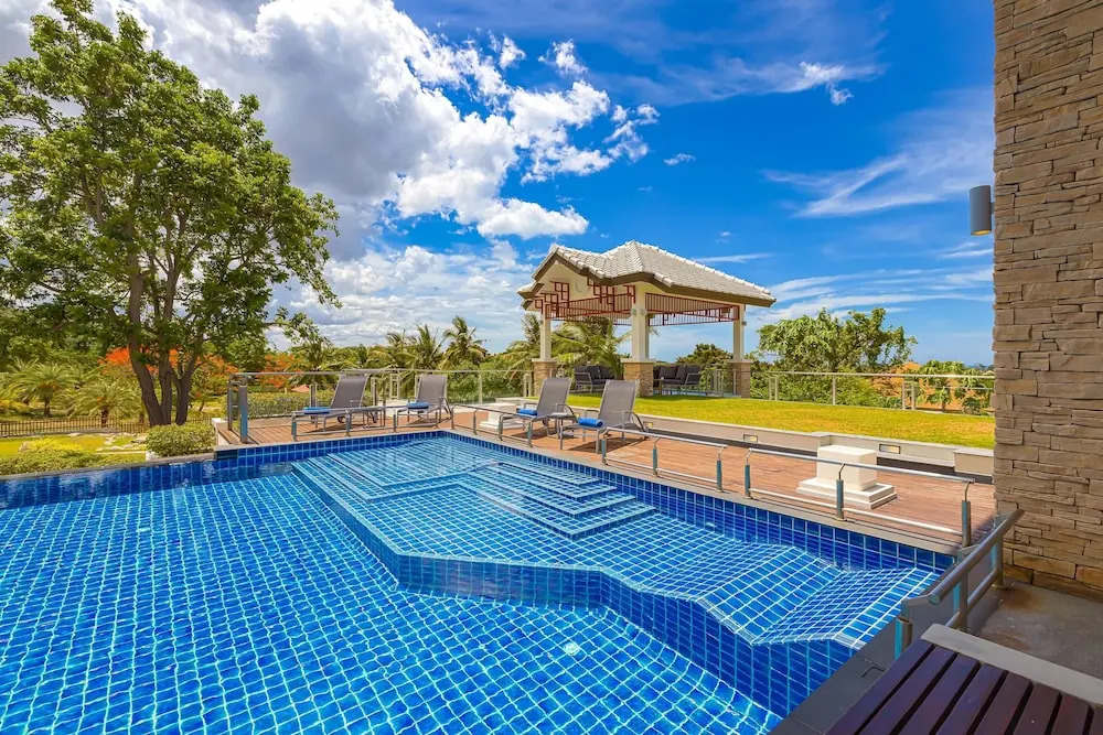 7 Bedrooms Mansion on The Golf Course-JB