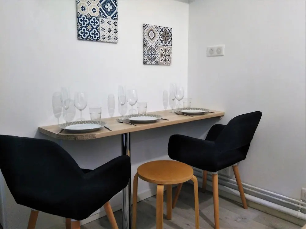 L établissement LA PLAGE A 2 PAS vous propose, 3 Appartements DEUX chambres, 1 appartement une pièce avec CLIMATISEUR , Netflix, lits faits à votre arrivée, serviettes de toilette, Ménage, Wifi, en hyper centre ,Plage à 100m, BOX à Vélos