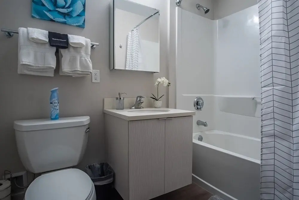 FRONTDESK 735 West Apts Westown Milwaukee