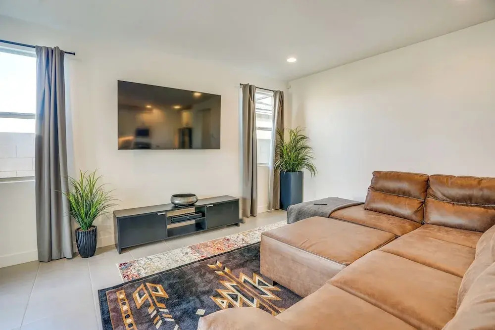 5 Mi to Westgate! Newly Built Family Retreat